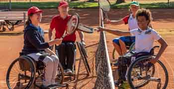 vier Rollstuhltennis Doppelspieler*innen