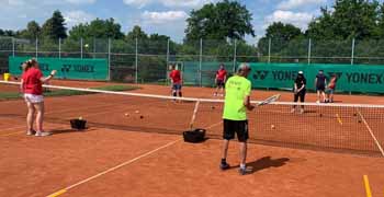 Trainer mit Blindentennis Gruppe